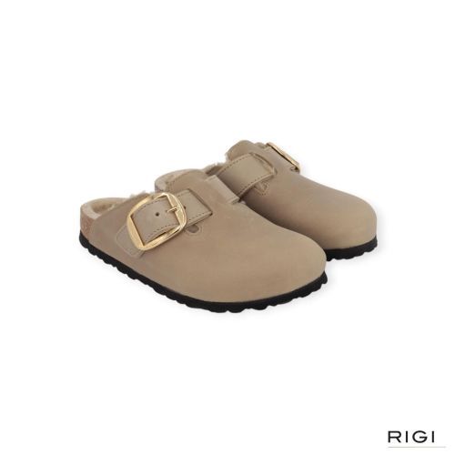 Birkenstock Boston Big Buckle Shearling muil in beige, tabacco brown nubuck voor dames. Birkenstock Boston Big Buckle Shearling muil in beige, tabacco brown nubuck voor dames.