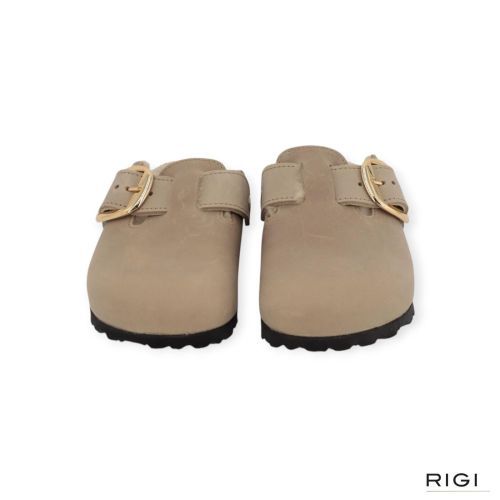 Birkenstock Boston Big Buckle Shearling muil in beige, tabacco brown nubuck voor dames. Birkenstock Boston Big Buckle Shearling muil in beige, tabacco brown nubuck voor dames.