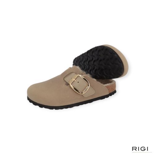 Birkenstock Boston Big Buckle Shearling muil in beige, tabacco brown nubuck voor dames. Birkenstock Boston Big Buckle Shearling muil in beige, tabacco brown nubuck voor dames.