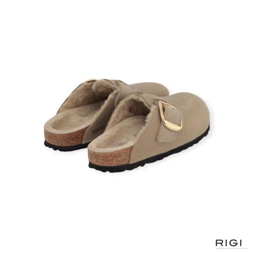 Birkenstock Boston Big Buckle Shearling muil in beige, tabacco brown nubuck voor dames. Birkenstock Boston Big Buckle Shearling muil in beige, tabacco brown nubuck voor dames.