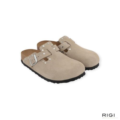 Birkenstock Boston Rivet Border muil in taupe suède met studs voor dames. Birkenstock Boston Rivet Border muil in taupe suède met studs voor dames.