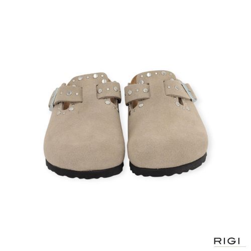 Birkenstock Boston Rivet Border muil in taupe suède met studs voor dames. Birkenstock Boston Rivet Border muil in taupe suède met studs voor dames.