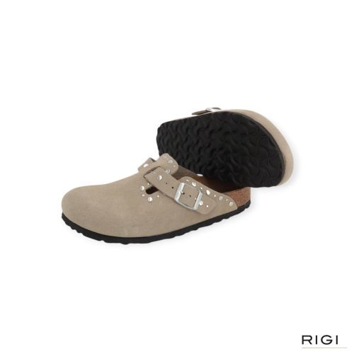 Birkenstock Boston Rivet Border muil in taupe suède met studs voor dames. Birkenstock Boston Rivet Border muil in taupe suède met studs voor dames.