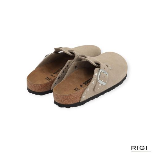 Birkenstock Boston Rivet Border muil in taupe suède met studs voor dames. Birkenstock Boston Rivet Border muil in taupe suède met studs voor dames.