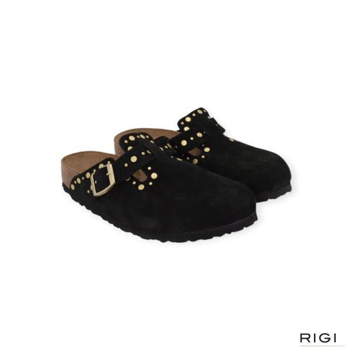 Birkenstock Boston Rivet Border muil in zwart suède met studs voor dames. Birkenstock Boston Rivet Border muil in zwart suède met studs voor dames.