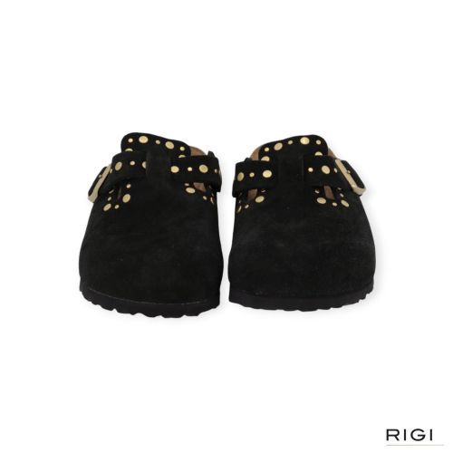 Birkenstock Boston Rivet Border muil in zwart suède met studs voor dames. Birkenstock Boston Rivet Border muil in zwart suède met studs voor dames.