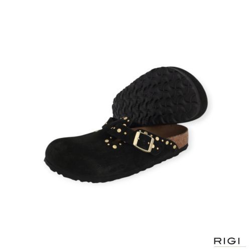 Birkenstock Boston Rivet Border muil in zwart suède met studs voor dames. Birkenstock Boston Rivet Border muil in zwart suède met studs voor dames.