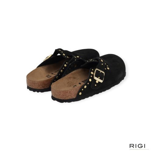 Birkenstock Boston Rivet Border muil in zwart suède met studs voor dames. Birkenstock Boston Rivet Border muil in zwart suède met studs voor dames.