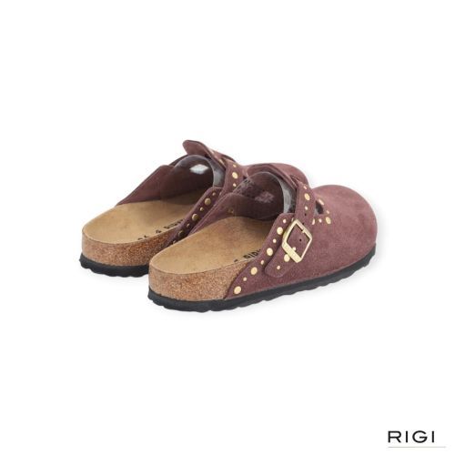 Birkenstock Boston Rivet Border muil in roze, pepper suède met studs voor dames. Birkenstock Boston Rivet Border muil in roze, pepper suède met studs voor dames.