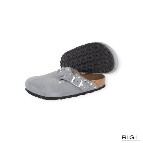 Birkenstock Boston Rivet Border muil in lichtblauw stoneblue suède met studs voor dames. 