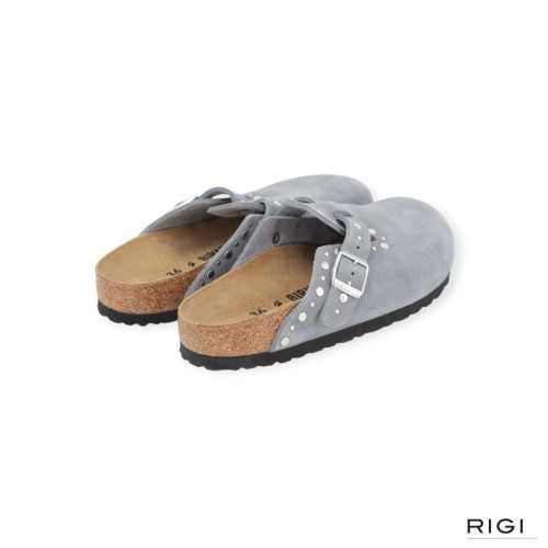 Birkenstock Boston Rivet Border muil in lichtblauw stoneblue suède met studs voor dames. 