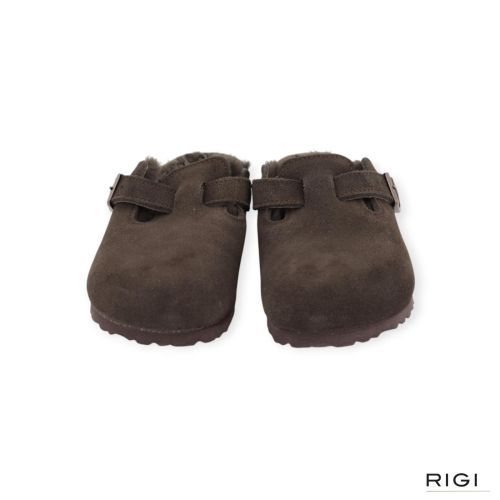 Birkenstock Boston VL Shearling muil in bruin, mocca suède voor dames. Birkenstock Boston VL Shearling muil in bruin, mocca suède voor dames.