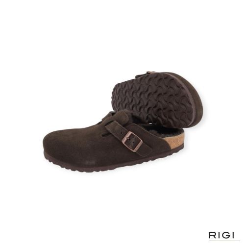 Birkenstock Boston VL Shearling muil in bruin, mocca suède voor dames. Birkenstock Boston VL Shearling muil in bruin, mocca suède voor dames.