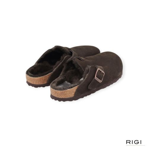 Birkenstock Boston VL Shearling muil in bruin, mocca suède voor dames. Birkenstock Boston VL Shearling muil in bruin, mocca suède voor dames.