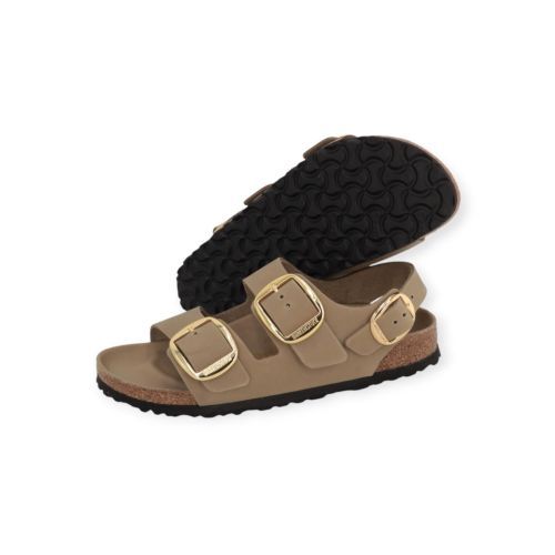 Birkenstock Milano Big Buckle slipper sandaal in taupe (tabacco brown) nubuk. Birkenstock Milano Big Buckle slipper sandaal in taupe (tabacco brown) nubuk.