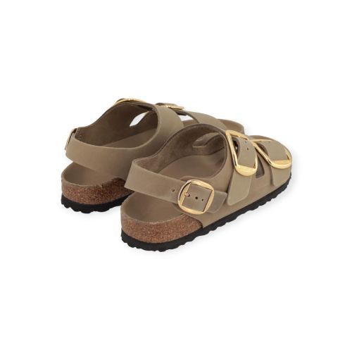 Birkenstock Milano Big Buckle slipper sandaal in taupe (tabacco brown) nubuk. Birkenstock Milano Big Buckle slipper sandaal in taupe (tabacco brown) nubuk.