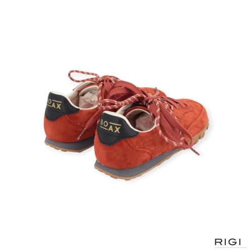 Boax Strike sneaker in rood suède voor dames. 