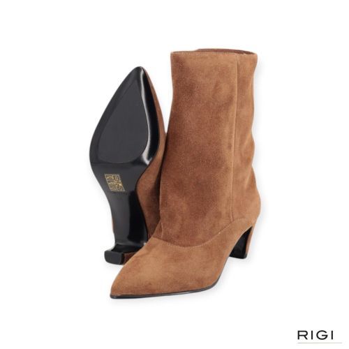 Bruno Premi B01101X enkellaars in cognac suède voor dames. Bruno Premi B01101X enkellaars in cognac suède voor dames.