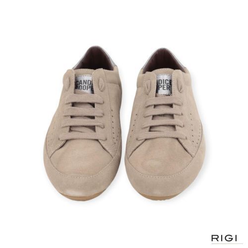 Candice Cooper Dafne dames sneaker in taupe suede leer. Candice Cooper Dafne dames sneaker in taupe suede leer.