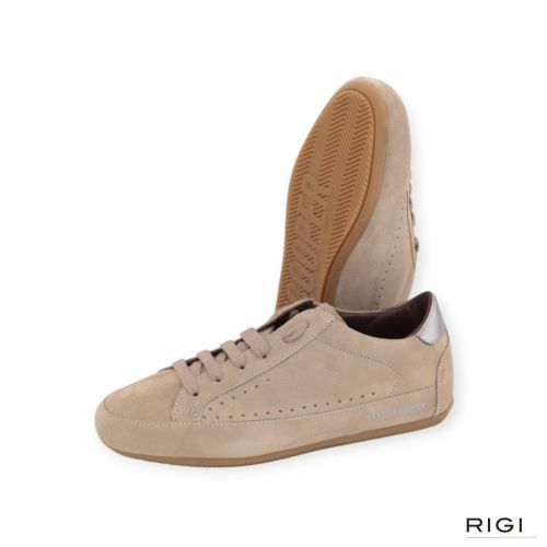 Candice Cooper Dafne dames sneaker in taupe suede leer. Candice Cooper Dafne dames sneaker in taupe suede leer.