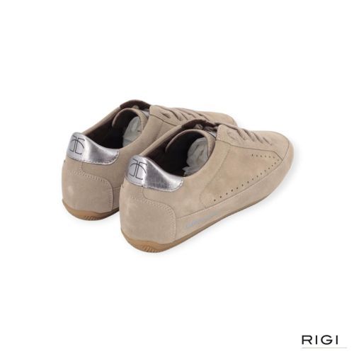 Candice Cooper Dafne dames sneaker in taupe suede leer. Candice Cooper Dafne dames sneaker in taupe suede leer.
