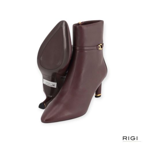 Coccinelle C-look enkellaars in bordeaux, berry leer voor dames. Coccinelle C-look enkellaars in bordeaux, berry leer voor dames.