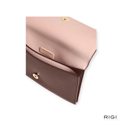 Coccinelle C-Me Light E5VI0550101 clutch voor dames in bordeaux glad leer. Coccinelle C-Me Light E5VI0550101 clutch voor dames in bordeaux glad leer.