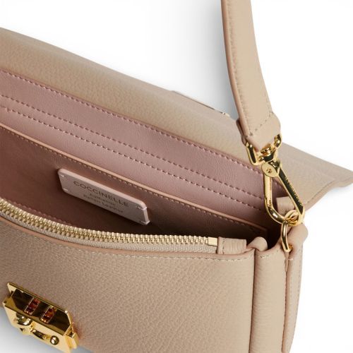 Coccinelle C-Me Lock medium hand-en schoudertas in beige leer voor dames.