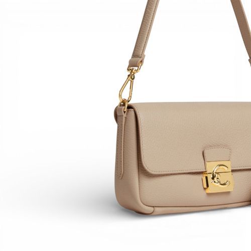 Coccinelle C-Me Lock medium hand-en schoudertas in beige leer voor dames.