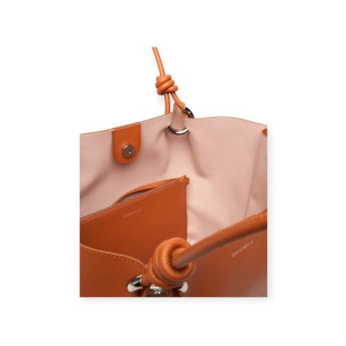 Coccinelle Finn shopper in oranje leer voor dames. Coccinelle Finn shopper in oranje leer voor dames.
