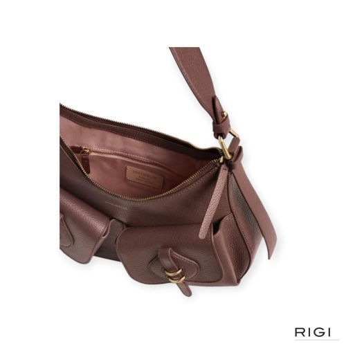 Coccinelle E1VGK120101 Mavery Pocket Medium hand -en schoudertas voor dames in bordeaux, berry leer. Coccinelle E1VGK120101 Mavery Pocket Medium hand -en schoudertas voor dames in bordeaux, berry leer.
