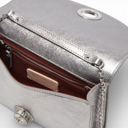 Coccinelle Nikla Smooth clutch in zilver leer voor dames. Coccinelle Nikla Smooth clutch in zilver leer voor dames.