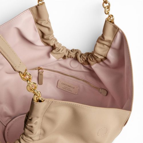 Coccinelle Smash medium hand- en schoudertas in beige leer voor dames. 