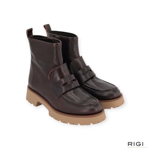 CTWLK Erika/I8 enkellaars in bruin leer voor dames. CTWLK Erika/I8 enkellaars in bruin leer voor dames.