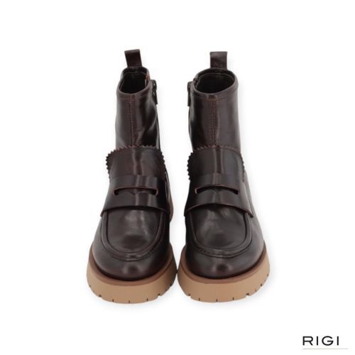 CTWLK Erika/I8 enkellaars in bruin leer voor dames. CTWLK Erika/I8 enkellaars in bruin leer voor dames.