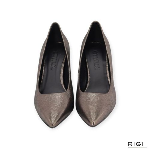 CTWLK Tabella/J6 pump in grijs metallic suède voor dames. CTWLK Tabella/J6 pump in grijs metallic suède voor dames.