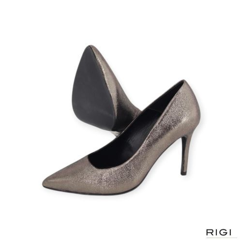 CTWLK Tabella/J6 pump in grijs metallic suède voor dames. CTWLK Tabella/J6 pump in grijs metallic suède voor dames.