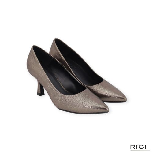 CTWLK Taomy/J6 pump in grijs metallic suède voor dames. CTWLK Taomy/J6 pump in grijs metallic suède voor dames.