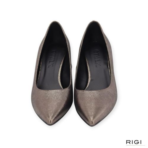 CTWLK Taomy/J6 pump in grijs metallic suède voor dames. CTWLK Taomy/J6 pump in grijs metallic suède voor dames.