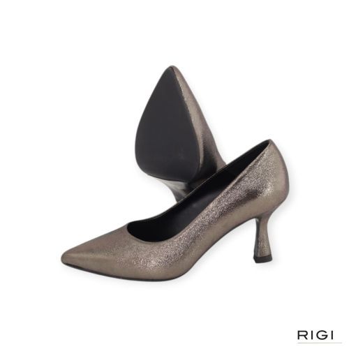 CTWLK Taomy/J6 pump in grijs metallic suède voor dames. CTWLK Taomy/J6 pump in grijs metallic suède voor dames.