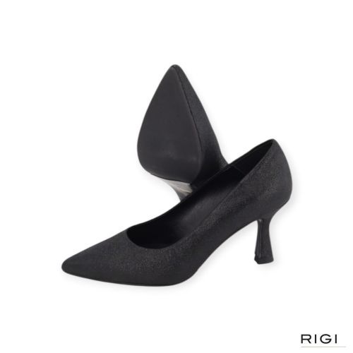 CTWLK Taomy/J8 pump in zwart metallic suède voor dames. CTWLK Taomy/J8 pump in zwart metallic suède voor dames.