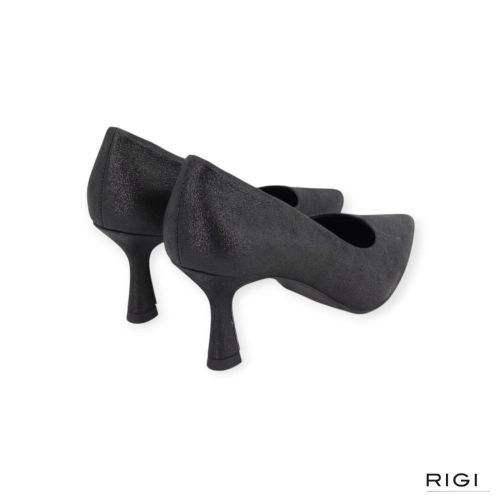 CTWLK Taomy/J8 pump in zwart metallic suède voor dames. CTWLK Taomy/J8 pump in zwart metallic suède voor dames.