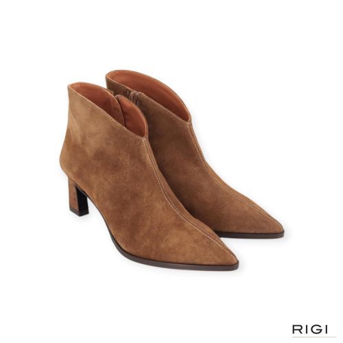 CTWLK Tephy C3 dames enkellaars in cognac suede leer.