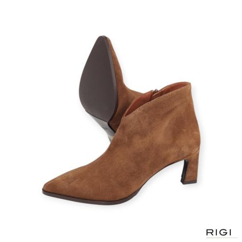 CTWLK Tephy C3 dames enkellaars in cognac suede leer.