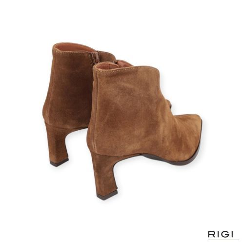 CTWLK Tephy C3 dames enkellaars in cognac suede leer.