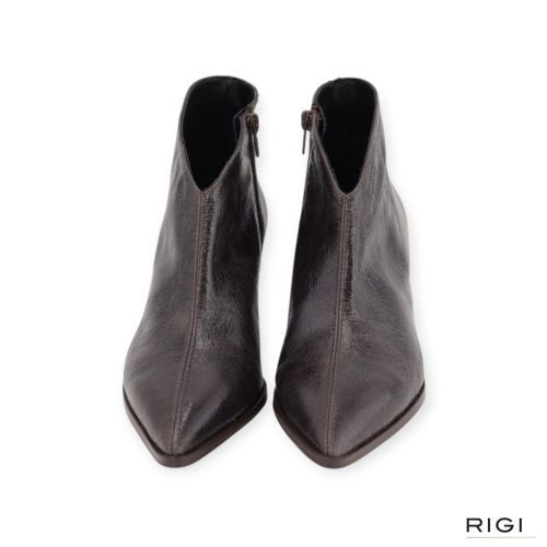 CTWLK Tephy D9 enkellaars in bruin craquele leer voor dames. CTWLK Tephy D9 enkellaars in bruin craquele leer voor dames.