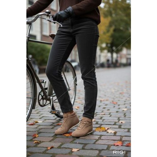Cycleur De Luxe Canna sneaker voor dames in beige suède met ponyvel. Cycleur De Luxe Canna sneaker voor dames in beige suède met ponyvel.