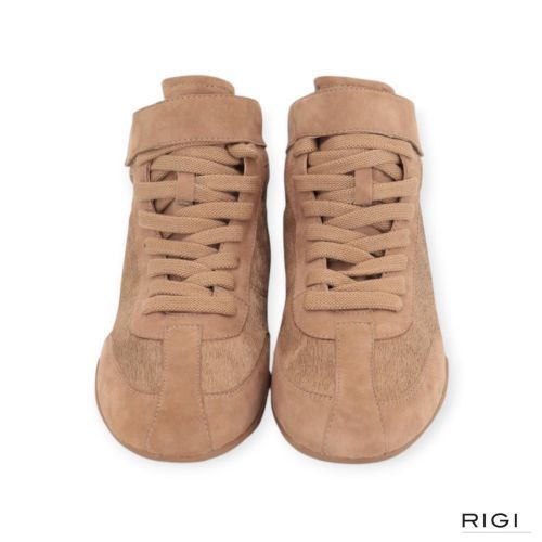 Cycleur De Luxe Canna sneaker voor dames in beige suède met ponyvel. Cycleur De Luxe Canna sneaker voor dames in beige suède met ponyvel.