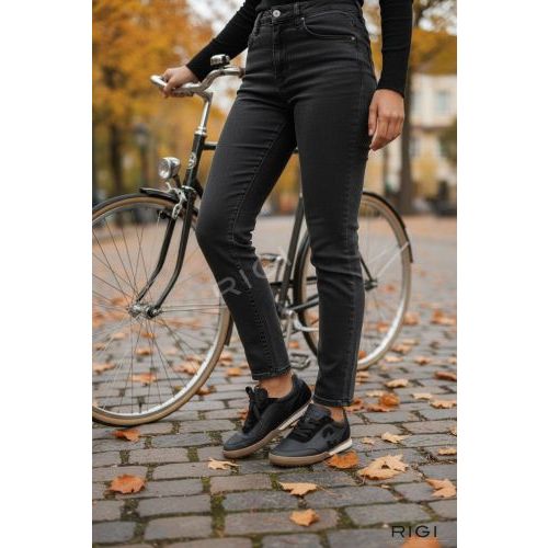 Cycleur De Luxe Cuscuta dames sneaker in zwart leer. Cycleur De Luxe Cuscuta dames sneaker in zwart leer.