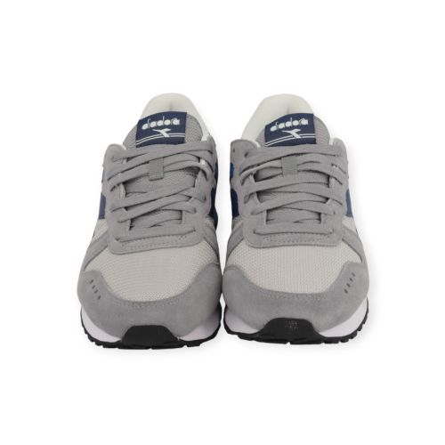 Diadora Camara M2 in grijs / blauw voor heren. Diadora Camara M2 in grijs / blauw voor heren.